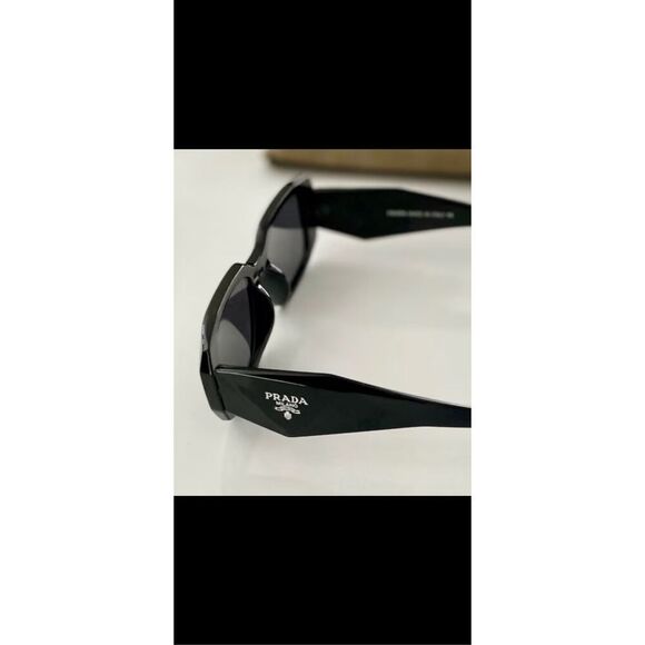 😎🔥PRADA  iconic classic sunglasses, sleek black design , And all one piece mak - Picture 1 of 15